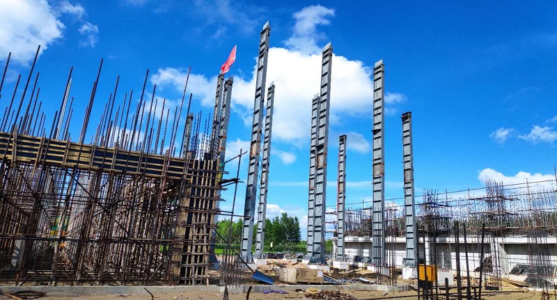 1596185376267839.jpg 【通河龍能】戰役情 搶進度 通河縣生活垃圾焚燒熱電聯產改擴建項目鍋爐鋼架 吊裝如期進行 (3).jpg